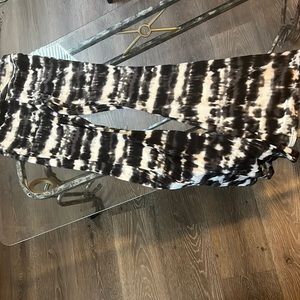 Black & white flare leg pants (🍑 shaping)